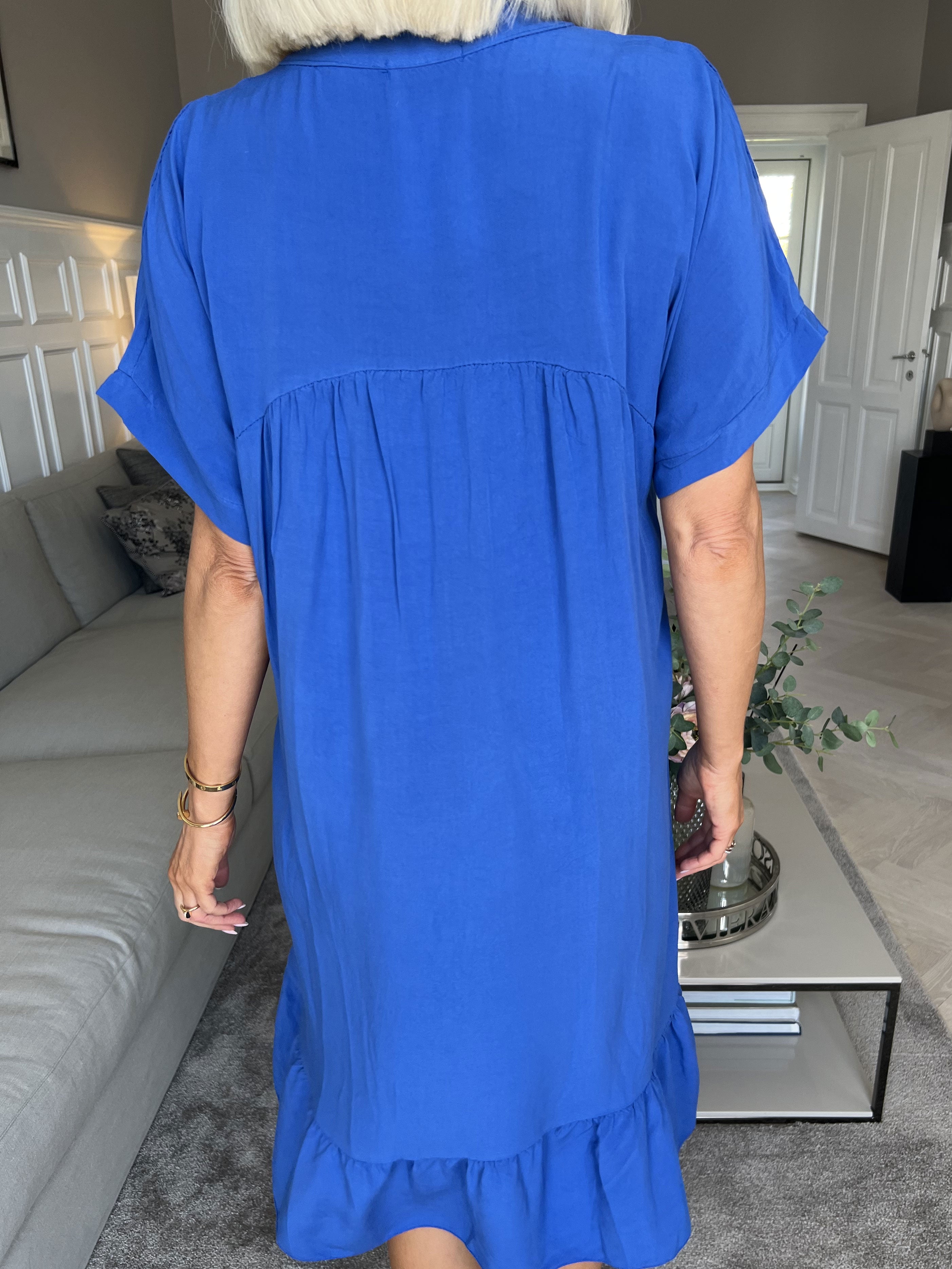 Cecil - Kjole i viskose med pailletter og flæsekant forneden